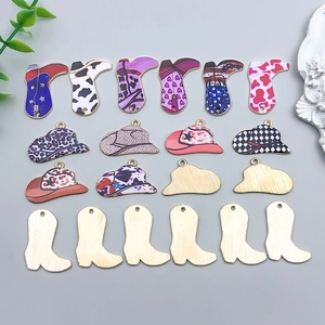 Detailansicht der Emaille-Anhänger im Western-Stil für DIY-Schmuck und Halsketten