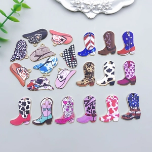Bunte Cowboyhut und Stiefel Anhänger in verschiedenen Mustern für DIY-Schmuck