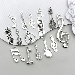 Detailansicht von 15 antiken Musik-Anhängern mit Noten und Gitarren für DIY-Schmucksets