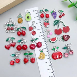 Ciondoli colorati a forma di frutta in lega con smalto fragola e ciliegia per fai da te