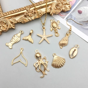 Détails de breloques dorées sur le thème de l'océan avec étoiles de mer et coquillages DIY