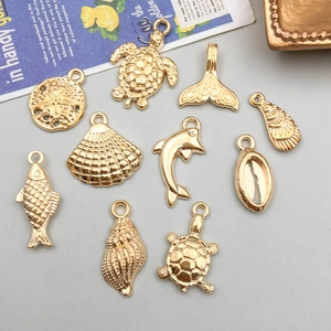 Vue détaillée de breloques dorées d'animaux marins pour la création de bijoux DIY