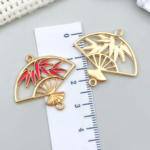 Detail van waaiervormige hangers met liniaal die 3cm breedte toont voor sieraden maken