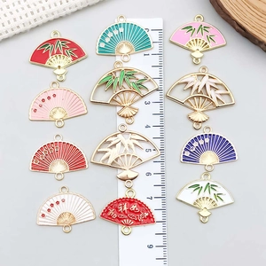 DIY emaille waaierbedels met bamboe en pruimenbloesems voor het maken van sieraden