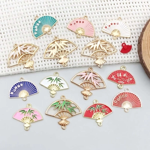 Platte lay-out van kleurrijke waaierhangers met bamboepatronen voor DIY-sieraden maken