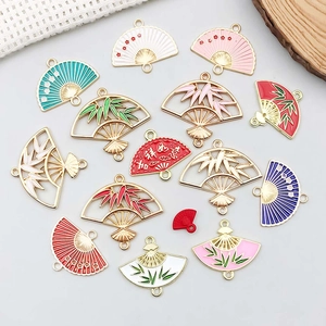 Detailweergave van kleurrijke emaille waaierhangers met bamboe voor DIY-sieradenaccessoires