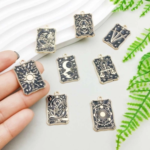 Set mit 8 schwarzen Emaille-Tarot-Anhängern mit Vergoldung für DIY-Schmuckherstellung