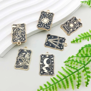 Detailansicht von sechs schwarzen Emaille-Tarot-Anhängern wie Sonne und Mond für DIY-Schmuck