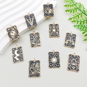 Set aus 10 Gold- und Schwarz-Emaille-Tarot-Anhängern mit klassischen Motiven der Großen Arkana