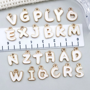 Weiße Emaille Gold-Alphabet Anhänger für DIY Schmuckherstellung mit Maßstab Referenz