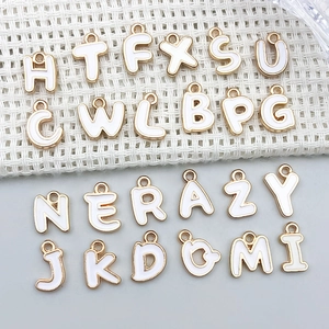 Detailansicht der vergoldeten weißen Emaille-Alphabet-Anhänger A-Z für DIY-Schmuck