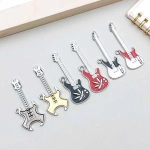 Detalle de dijes de guitarra eléctrica esmaltados de colores para collares y pulseras