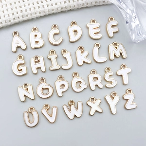 26 weiße Emaille-Gold-Alphabet-Anhänger A-Z für DIY-Schmuckherstellung