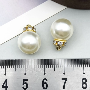 Detalle del colgante de perla de 20mm con borde de strass dorado y regla de escala