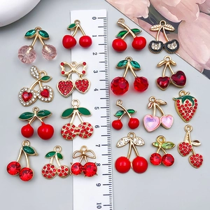 Mischung aus roten Emaille-Kirsch- und Erdbeer-Anhängern mit Strasssteinen für DIY-Schmuck