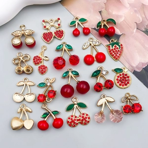 Flachbild von roten Emaille-Kirsch-Anhängern mit Goldlegierung und Kristallen für DIY Schmuck