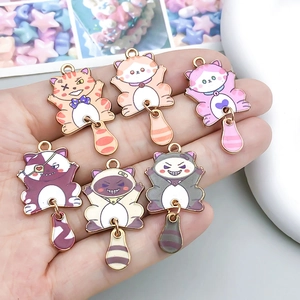 Set de seis dijes de gatos coloridos con colas móviles para joyas y manualidades DIY
