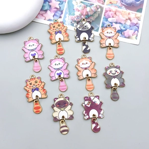 Colgantes de gato de esmalte de colores con cola móvil para la creación de joyas DIY