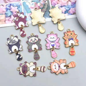 Detalle de colgantes de gato en esmalte de colores con colas móviles para joyas DIY