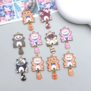 Detalle de 10 colgantes de gato de esmalte de colores para creación de joyas DIY