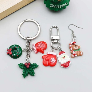 Details von Weihnachtsanhängern aus Harz mit Weihnachtsmann und Bär für DIY-Schmuck