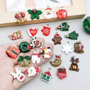 Mix aus 24 bunten Harz-Weihnachtsanhängern mit Weihnachtsmann und Rentier für DIY