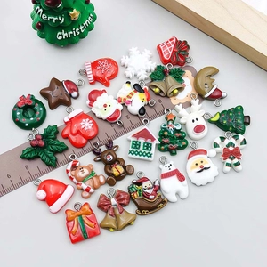 Bunte Weihnachtsanhänger aus Harz mit Weihnachtsmann und Rentier für DIY Schmuckherstellung