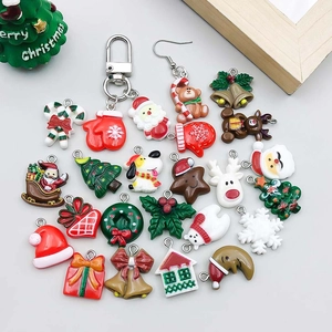 Verschiedene Weihnachtsanhänger aus Harz mit Weihnachtsmann und Rentier für DIY Schmuck