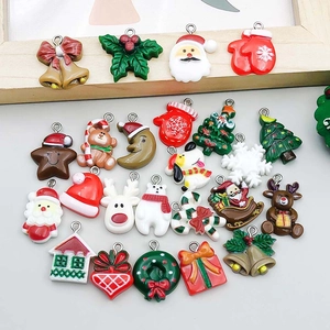 Nahaufnahme bunter Weihnachtsanhänger aus Harz für DIY-Schmuck mit Metallösen