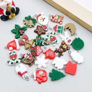 Flache Ansicht bunter Weihnachtsanhänger aus Harz wie Weihnachtsmann für DIY-Schmuck