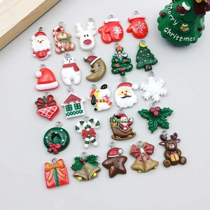 Flachbild von bunten Weihnachtsanhängern aus Harz mit Weihnachtsmann für DIY-Schmuckbau