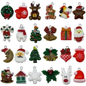 Set mit 24 bunten Weihnachtsanhängern aus Harz mit Weihnachtsmann, Bäumen und Schneemännern