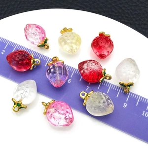 Ciondoli a fragola in vetro colorato con ganci dorati per gioielli fai da te