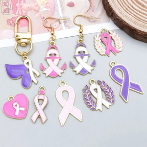 Set dettagliato di ciondoli a nastro smaltati rosa e viola per gioielli e accessori fai da te