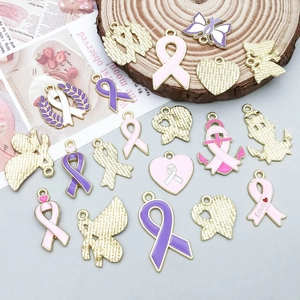 Dettaglio di ciondoli a cuore e nastro in lega per la creazione di gioielli DIY