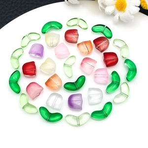Primer plano de cuentas de vidrio de tulipán coloridas para joyería DIY con agujeros
