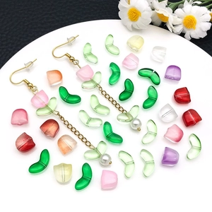 Detalle de cuentas de vidrio con forma de pétalo de tulipán para pendientes artesanales