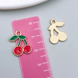Détail macro de pendentifs cerise en émail rouge avec règle pour bijoux DIY