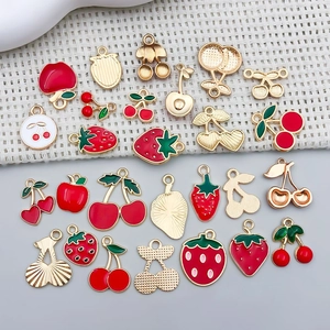 Détails des breloques émaillées en forme de fruits comme fraises et cerises pour bijoux