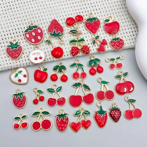 Mélange de breloques fruits en émail rouge fraise et cerise pour la création de bijoux