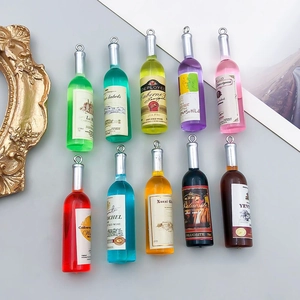 10 bunte Mini-Weinflaschen-Anhänger aus Harz mit Metallösen für DIY-Bastelarbeiten