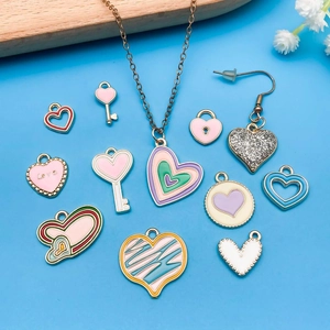Platte weergave van kleurrijke emaille hartjes en sleutelhangers voor DIY-sieraden