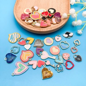 Gedetailleerde macro-opname van gekleurde hart-emaille hangers voor DIY-sieraden