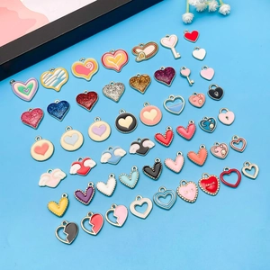 Mix van 50 kleurrijke emaille hartbedeltjes met diverse patronen voor DIY-sieraden