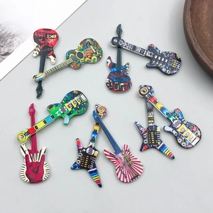 Dettaglio di ciondoli a forma di chitarra in acrilico colorato con motivi graffiti DIY