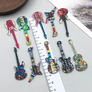 Set di 10 ciondoli a forma di chitarra in acrilico colorato con graffiti, misura 5,5 cm
