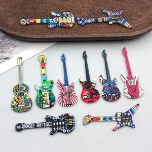 Dettaglio dei ciondoli a chitarra in acrilico colorato per gioielli e artigianato DIY