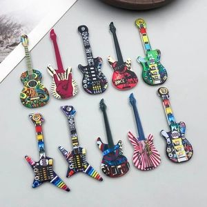 Set di 10 ciondoli a chitarra in acrilico stile rock con motivi graffiti per gioielli fai da te