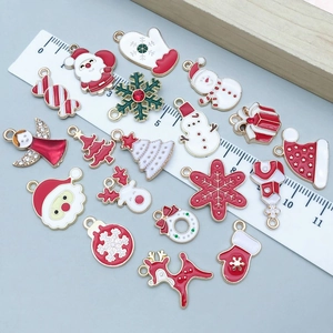 Mix van 20 kleurrijke emaille kerstbedeltjes met kerstman en rendier met liniaal schaal