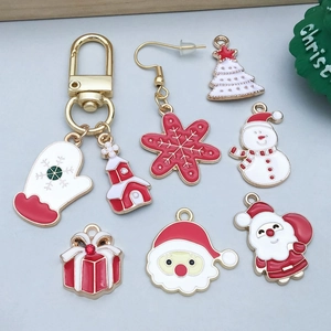 Flat lay van kleurrijke emaille kersthangers met de Kerstman en feestelijke motieven